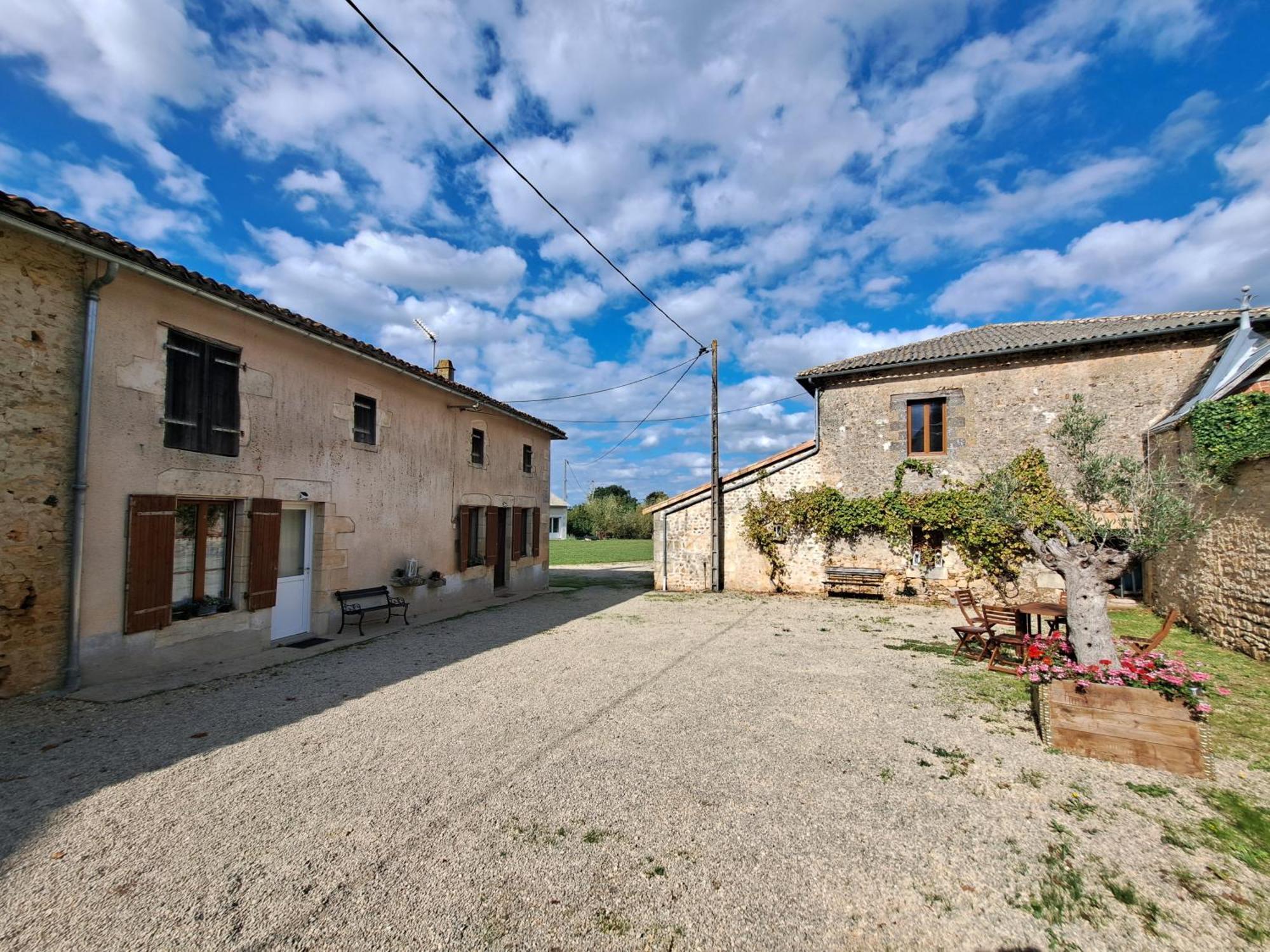 Domaine De La Briouse Bed & Breakfast Sanxay Exterior foto